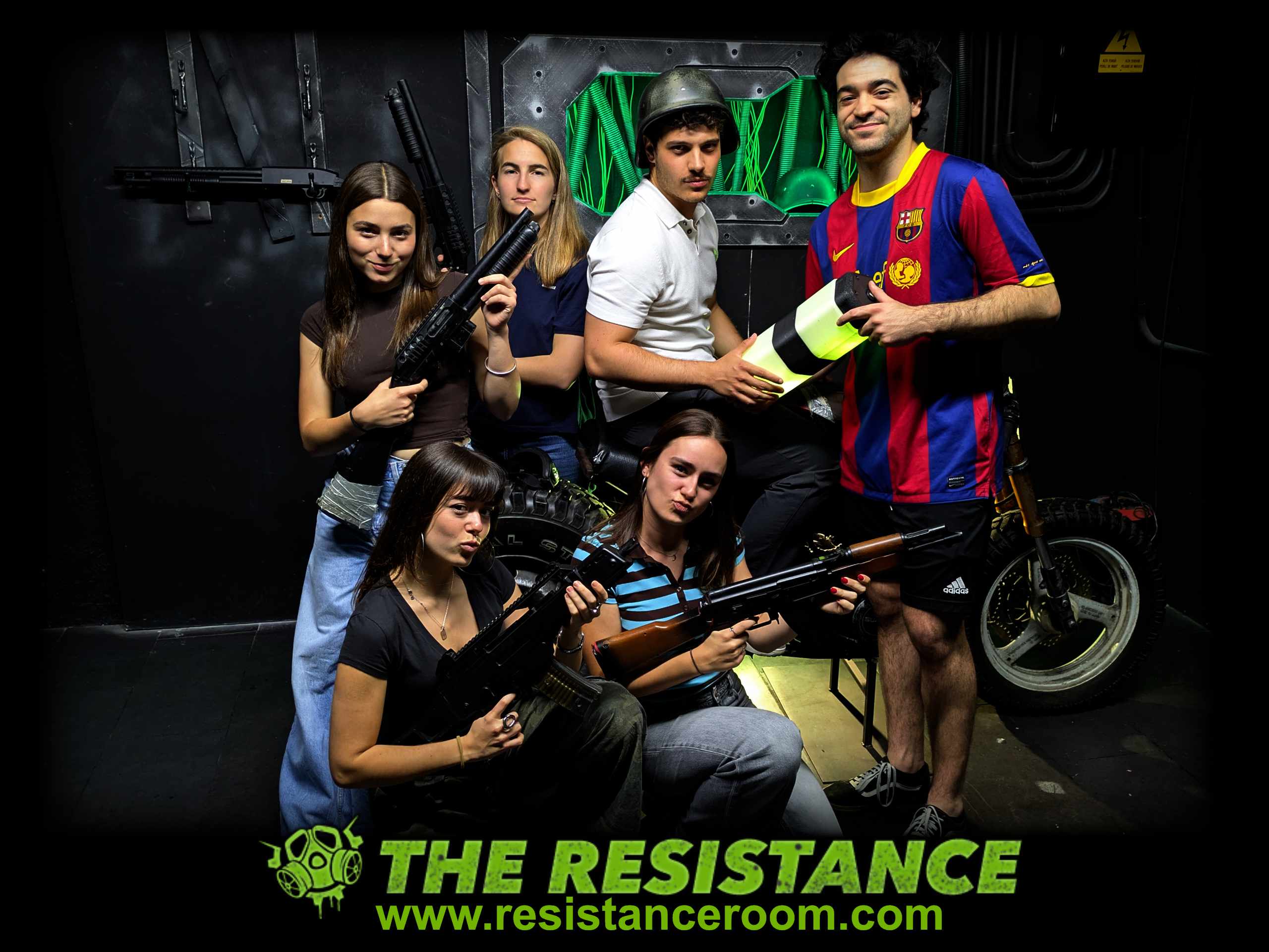 Grupo de 5 jugadores con atrezzo de la sala