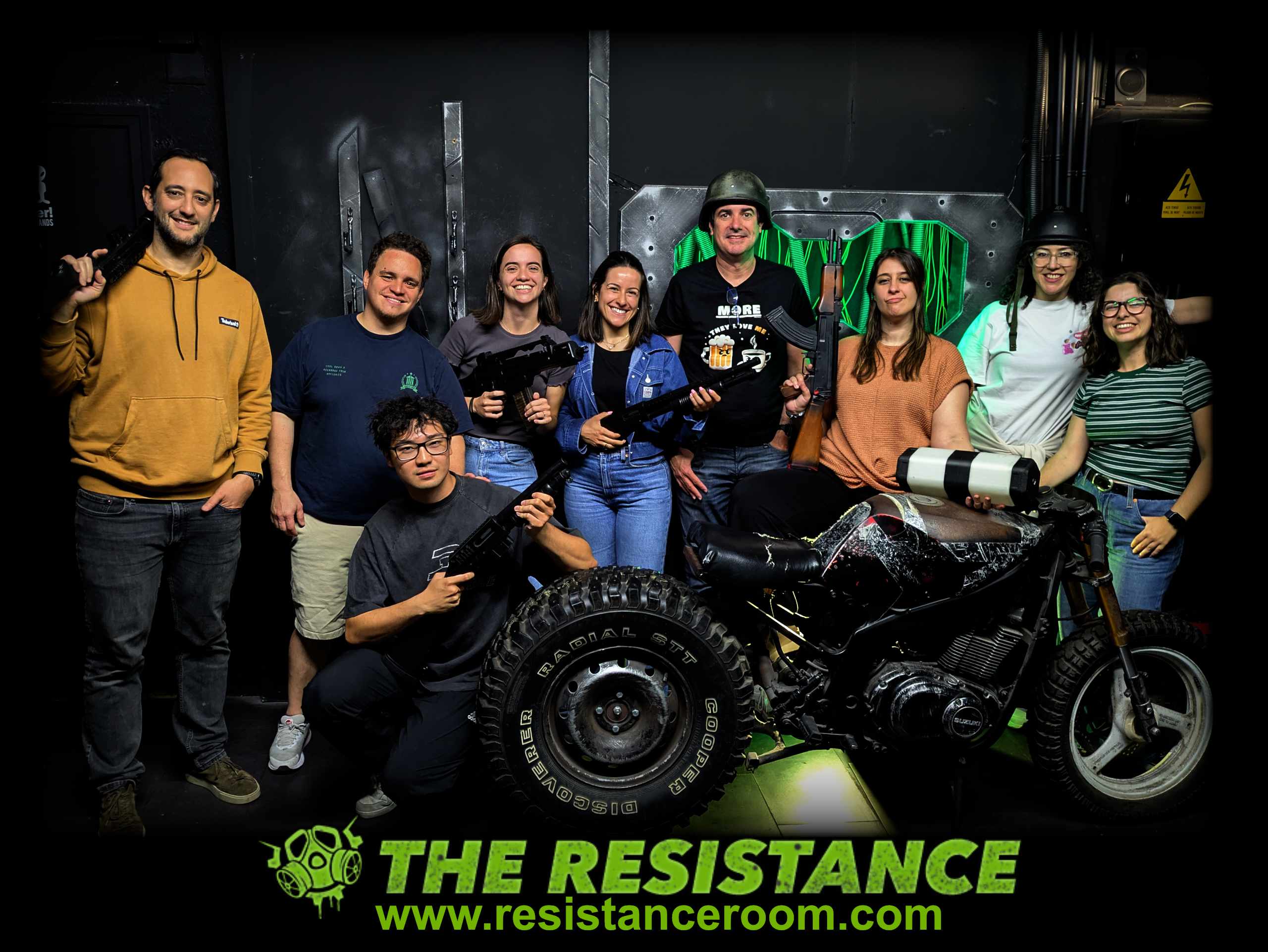 Grupo de jugadores en la sala Lanzadera Alien con la moto custom del decorado